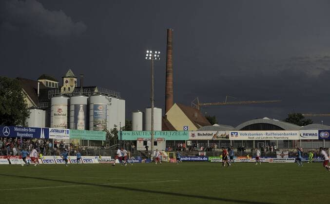 13.07.2011, Fußball Testspiel SV Jahn Regensburg - Ajax Amsterdam, im Jahnstadion Regensburg. Dunkle Wolken über dem Jahnstadion in Regensburg.