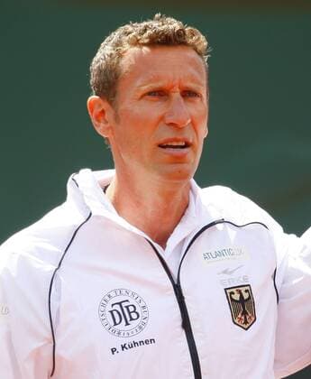 Davis Cup Deutschland gegen Frankreich im Stuttgarter Tennisclub Weissenhof,Stuttgart, ITF Herren Tennis Turnier, Team Germany, die deutsche Mannschaft Mannschaft,Teamchef Patrik Kühnen (GER) singt die Nationalhymne,Portrait,Halbkoerper,Hochformat,