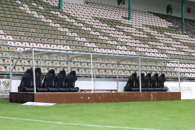 Fußball, Stadiongeschichte VfB Lübeck Der FC St. Pauli trägt sein erstes Heimspiel aufgrund einer Platzsperre in Lübeck aus --- Anlieferung Trainerbänke: Trainerbank des FC St. Pauli vor der neuen Haupttribüne im Stadion Lohmühle Tribüne leer Sitze Objekte Bank, Ersatzbank Trainerbank Strafe Sanktion Lohmühle