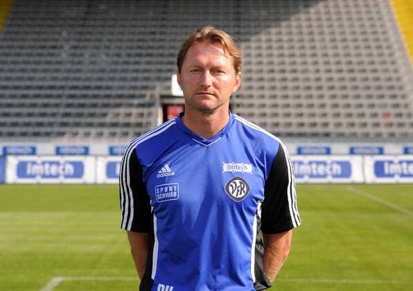 FUSSBALL 3. BUNDESLIGA SAISON 2011 2012 15.07.2011 Fototermin beim VfR Aalen 1921 e.V. Trainer Ralph Hasenhüttl (VfR Aalen) 