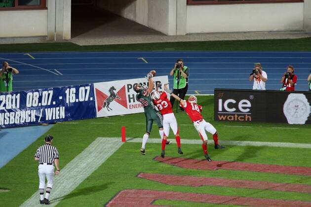 Heriberto Salazar (MEX) fängt den Touchdownpass gegen DB Atushi Fujita (JPN)