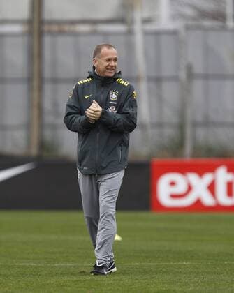 (110716) -- LOS CARDALES, July 16, 2011 (Xinhua) -- Brazil s head coach Mano Menezes reacts during a training session in Los Cardales, Buenos Aires, Argentina, on July 15, 2011. (Xinhua Claudio Cruz) (py) ARGENTINA-LOS CARDALES-SOCCER-COPA AMERICA-BRAZIL-TRAINING 