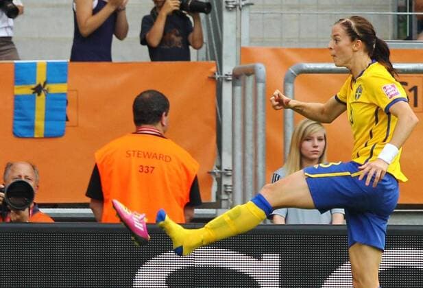 Lotta Schelin SWE Nr. 8 jubelt nach dem Tor zum 0-1 indem sie ihren Schuh wegkickt FRANKREICH - SCHWEDEN ( : ) Spiel um Platz 3 der FIFA Fussball WM Weltmeisterschaft 2011 Damen, Frauen, o0 Komik kurios Dynamik