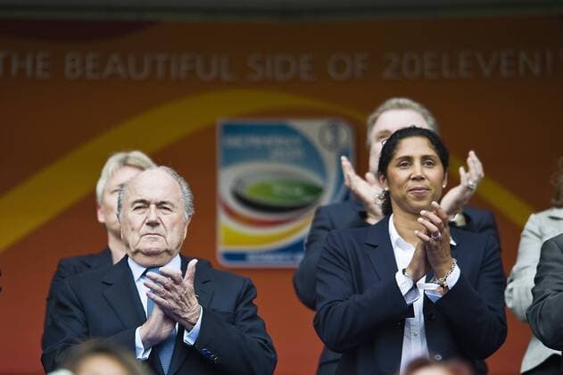 Steffi JONES (WM 2011 OK Präsidentin) und Sepp BLATTER (FIFA Präsident) klatschen Beifall auf der Tribüne, Spiel um Platz 3., Spiel 31, Schweden (SWE) - Frankreich (FRA), am 16.07.2011 in Sinsheim Fussball Frauen Weltmeisterschaft 2011 in Deutschland vom 26.06. - 17.07.2011