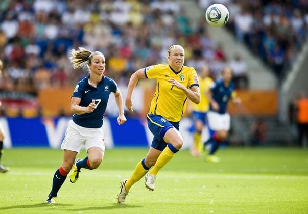 Sara LARSSON r. (SWE) im Duell gegen Gaetane THINEY (FRA), Aktion, Spiel um Platz 3., Spiel 31, Schweden (SWE) - Frankreich (FRA), am 16.07.2011 in Sinsheim Fussball Frauen Weltmeisterschaft 2011 in Deutschland vom 26.06. - 17.07.2011