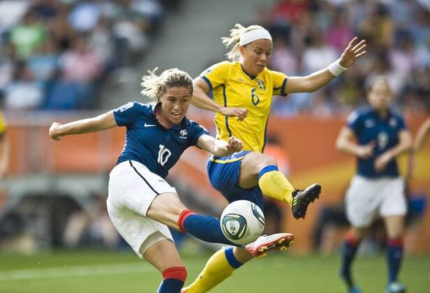 Sara THUNEBRO r. (SWE) im Duell gegen Camille ABILY (FRA), Aktion, Spiel um Platz 3., Spiel 31, Schweden (SWE) - Frankreich (FRA), am 16.07.2011 in Sinsheim Fussball Frauen Weltmeisterschaft 2011 in Deutschland vom 26.06. - 17.07.2011