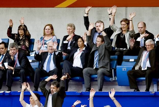 Steffi JONES (WM 2011 OK Präsidentin mitte ) , Sepp BLATTER l. (FIFA Präsident) und Innenminister Hans-Peter FRIEDRICH r. , machen die La Ola auf der Tribüne, Spiel um Platz 3., Spiel 31, Schweden (SWE) - Frankreich (FRA), am 16.07.2011 in Sinsheim Fussball Frauen Weltmeisterschaft 2011 in Deutschland vom 26.06. - 17.07.2011