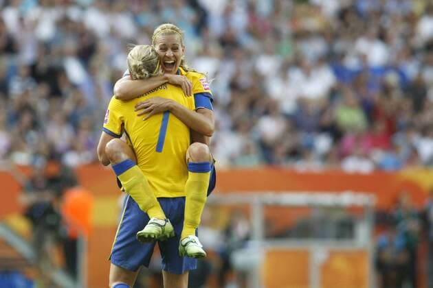 16.07.2011, FIFA Frauen-Weltmeisterschaft 2011, Spiel um Platz 3: Schweden - Frankreich. Jubel Schweden nach Spielschluss. Charlotte ROHLIN (Schweden, hinten), Sara LARSSON (Schweden).
