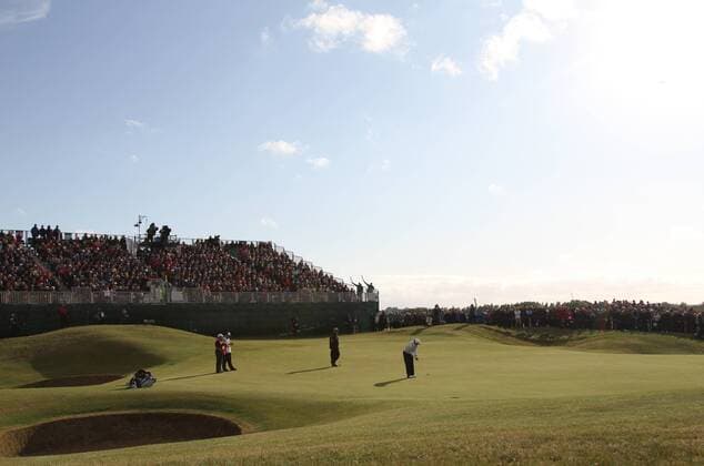 Lucas Glover putts on the 16th green on the third day of the 140th Open Championship at Royal St Georges Golf club in Sandwich, England on Saturday, July 16, 2011.  LON2011071605 o0 Sportstätte Totale Golfplatz