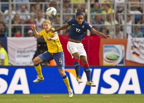 Annica Svensson SWE Nr. 4 im Kopfballduell, Aktion, mit Elodie THOMIS FRA Nr. 12 , jump, Kampf, köpfen, köpft den ball, Kopf, Kopfball, Kopfstoss, Leder, Lederball, Luftkampf, mit Ball, Spielgerät, Spielszene, Sprung, Zusammenprall, Aktion, Freisteller, Einzelbild an der Visa Werbebande, Werbung, Werbebande, Bande, Bandenwerbung, Werbefläche, Sponsor, Sponsoring, FRANKREICH - SCHWEDEN (1 :2 ) Spiel um Platz 3 der FIFA Fussball WM Weltmeisterschaft 2011 Damen, Frauen, Deutsche Damen Fussball Nationalmannschaft am 16.07.2011, in Sinsheim, GER, FRA, SWE