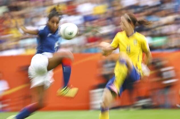 Symbolbild und Illustration verwischt, Mitzieher, Aktion, Zweikampf, Spielszene, Tackling, Ball, Elodie THOMIS FRA Nr. 12 im Zweikampf , Aktion um den Ball gegen Lotta Schelin SWE Nr. 8 FRANKREICH - SCHWEDEN (1 :2 ) Spiel um Platz 3 der FIFA Fussball WM Weltmeisterschaft 2011 Damen, Frauen, o0 Dynamik Fußballer Fußballerin Fußballspielerin