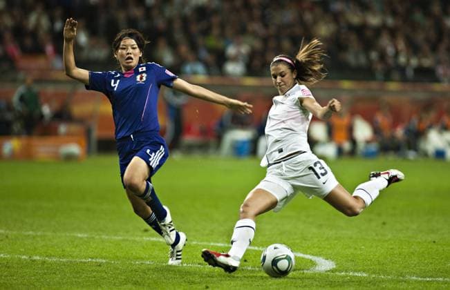 Frankfurt; 17.07.2011, Frauen Treffer zum 1:0 durch Alex Morgan (USA), Saki Kumagai (Japan) USA - Japan