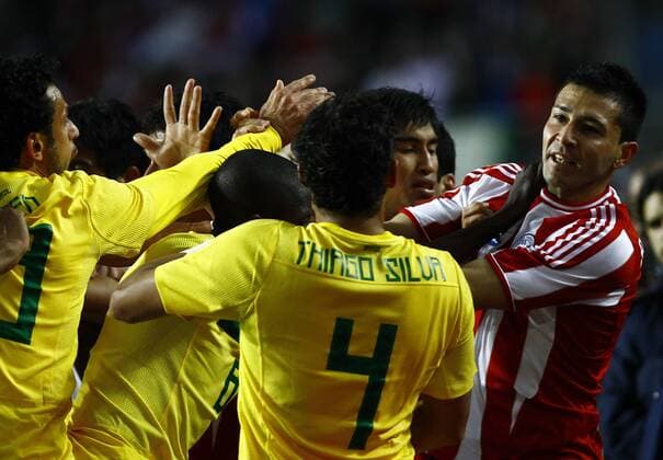 Rangelei zwischen Antolin Alcaraz und Lucas Leiva --- Brasilien vs Paraguay, Viertelfinale Copa America. La Plata BA - 17 07 2011. x(181)xLuizxFernandoxMenezesx xFox  (5709)