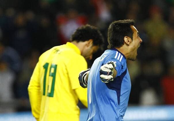 Justo Villar jubelt, Fred (li) enttäuscht -- Brasilien vs Paraguay 0:2 i.E., Copa America. La Plata BA, Argentina - 17 07 2011. x(181)xLuizxFernandoxMenezesx xFox  (5709) o0 Elfmeterschießen