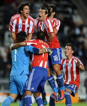 Nz La Plata 17 07 2011 - Copa America 2011 Brasilien-Paraguay 0:2 i.E. --- Jubel - Hi.V.li. Marcelo Estigarribia, Nelson Valdez, Hernan Perez 