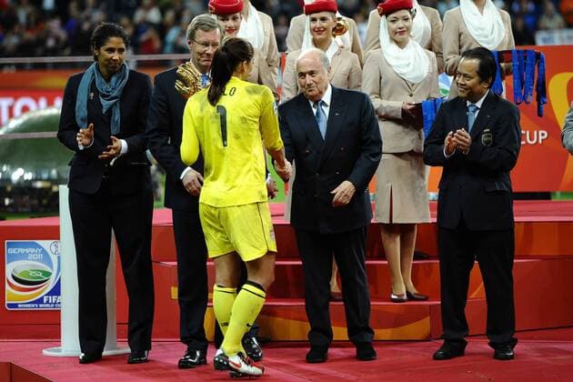 Fußball Frauen-WM Finale Japan - USA am 17.07.2011 in Frankfurt am Main - Hope Solo ( USA ) wird mit dem Goldenen Handschuh ausgezeichnet - - beste Torfrau des Turniers - Ehrung durch Joseph S. Blatter, Bundespräsident Christian Wulff und OK Chefin Steffi Jones o0 Pokal Objekte Trophäe