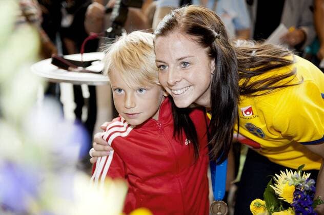 Empfang der schwedischen Nationalmannschaft in Göteborg: Lotta Schelin mit Neffe KP0300003  o0 Kind privat Familie
