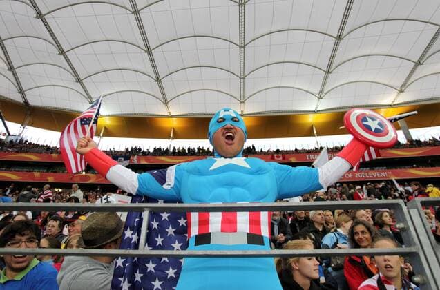FIFA Frauen Weltmeisterschaft 2011 - Finale in Frankfurt , FIFA Frauen Weltmeisterschaft 2011 Womens Worldcup 2011 , Finale , Endspiel , USA Fan mit Captain America Kostüm in Landesfarben o0 Kurios Komik
