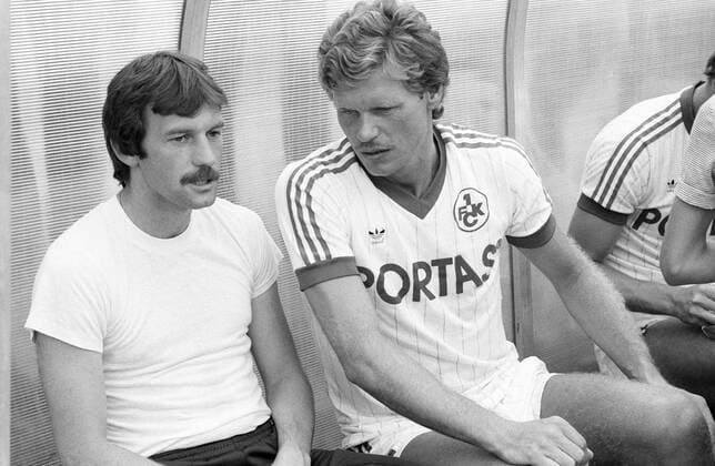 Jürgen Groh (HSV, li.) und Reiner Geye (1. FC Kaiserslautern)