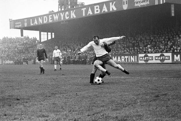 Uwe Seeler (HSV, vorn) im Duell Aktion krux