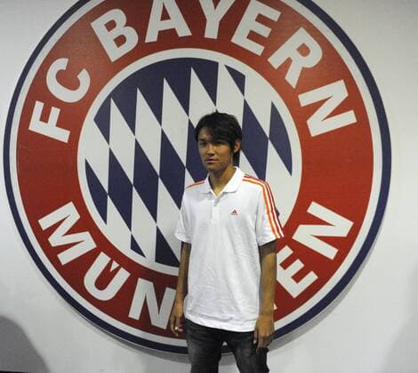 Takashi USAMI and teammanager Christian NERLINGER presenting his jersey in the Allianz Arena stadium,Press Conference,Presentation, Bayern Muenchen,Fussball,Liga1,1.Bundesliga,Saison2011 12,2011 2012 am 18.07.2011.