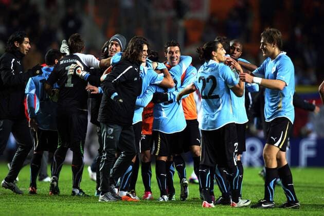 (110719) -- LA PLATA, July 19, 2011 (Xinhua) -- Uruguayan players celebrate after they won to Peru after the semifinal match of the Copa America 2011 in La Plata, Argentina. July 19, 2011 (Xinhua Ivan Fernandez) 