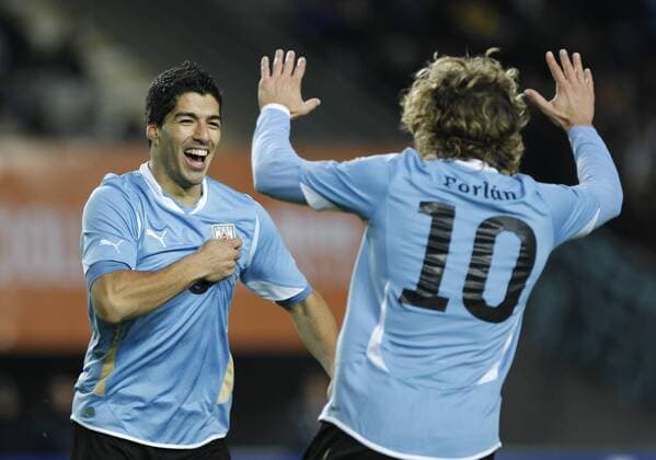 Uruguayan Luis Suarez (L) celebrates his goal with teammate Diego Forlan during the semifinal match of Copa America between Uruguay and Peru in La Plata, Argentina, July 19, 2011.(Xinhua Claudio Cruz) ARGENTINA-LA PLATA-SOCCER-COPA AMERICA-SEMI-FINAL-URUGUAY VS PERU 