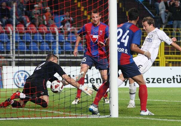 FUSSBALL - UEFA CL Quali, Videoton vs Sturm SZEKESFEHERVAR, - UEFA Champions League, Qualifikation, Videoton FC vs SK Sturm Graz. Bild zeigt Tomas Tujvel, Akos Elek, Hector Sanchez Cabrera (Videoton) und Ferdinand Feldhofer (Sturm). Keywords: Tor. 