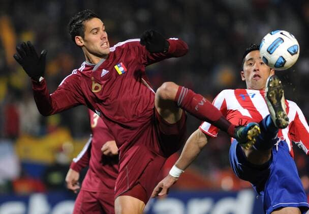 Gabriel Cichero(i) de Venezuela , disputa el balon con Lucas Barrios(d) de Paraguay, Venezuela - Paraguay, Mendoza 