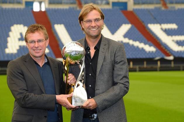 Pressekonferenz Supercup 2011 am 21.07.2011 in der Veltins Arena in Gelsenkirchen Ralf Rangnick ( Trainer Schalke ), links - Jürgen Klopp ( Trainer Dortmund ), rechts - mit dem Supercup o0 Objekte 2012