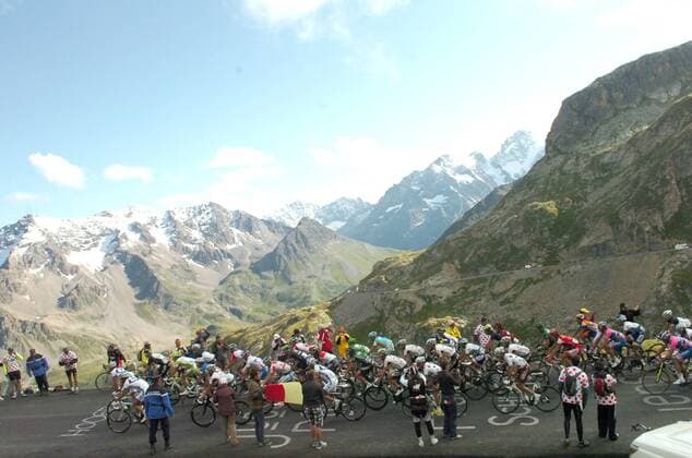 Tour de France 2011 - 18. Etappe - Pinerolo - Galibier - Herrliche Landschaften lenken fast ein wenig vom eigentlichen Geschehen ab -  o0 Totale Sportstätte Strecke Rennstrecke Landschaft Starter Fahrer Teilnehmer