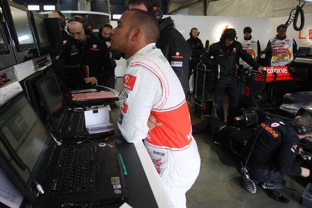 Motorsports: FIA Formula One World Championship 2011, Grand Prix of Germany, 03 Lewis Hamilton (GBR, Vodafone McLaren Mercedes), xHOCHxZWEIx o0 Analyse Daten Datenanalyse Mechaniker Techniker Crew Laptop Computer Notebook Objekte