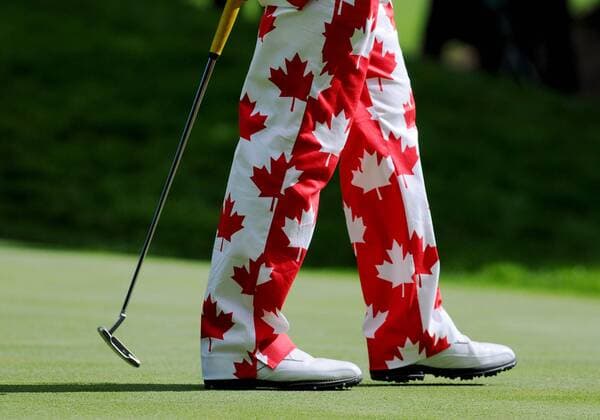 July 22 2011: John Daly wore maple leaf pants during the second round of the RBC Canadian Open at Shaughnessy Golf and Country Club in Vancouver, British Columbia. PGA Golf Herren JUL 22 RBC Canadian Open - Second Round Icon1107220042 o0 Kleidung Hose Mode Nationalfarben Kanada Golfmode Körperteile Objekte Bein EDITORIAL USE ONLY
