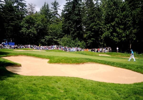 July 22 2011: A crowd surrounds the 14th hole as Rickie Fowler approaches the green at RBC Canadian Open at Shaughnessy Golf and Country Club in Vancouver, British Columbia on Friday. PGA Golf Herren JUL 22 RBC Canadian Open - Second Round Icon1107220242 o0 Totale Fan Bunker Sandbunker o00 Sportstätte Golfplatz EDITORIAL USE ONLY