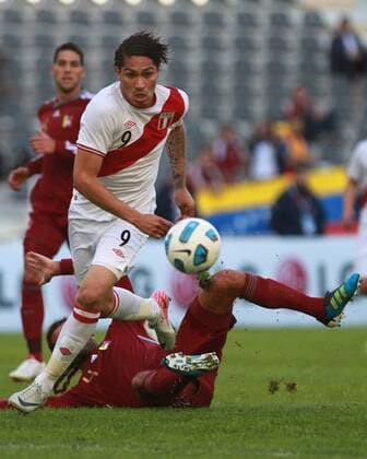 (110723) -- LA PLATA, July 23, 2011 (Xinhua) -- Peru s Paolo Guerrero fights for the ball with Venezuela s Oswaldo Vizcarrondo during third place match of the Copa America 2011 in La Plata, Argentina. July 23, 2011 (Xinhua Ivan Fernandez) 