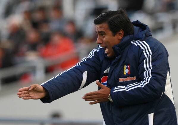 (110723) -- LA PLATA, July 23, 2011 (Xinhua) -- Venezuela s coach, Cesar Farias reacts, during third place match of Copa America between Venezuela and Peru in La Plata, Argentina. July 23, 2011. (Xinhua Ivan Fernandez) 