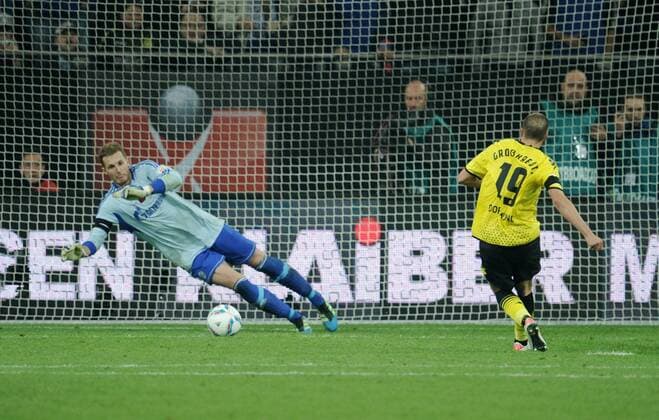 23-07-2011, Fussball, 1. Bundesliga, DFL Supercup Finale 2011, FC SCHALKE 04 - BORUSSIA DORTMUND (BVB); Kevin Großkreutz (Borussia Dortmund) scheitert mit seinem Elfmeter an Torhüter Ralf Fährmann (Schalke 04)