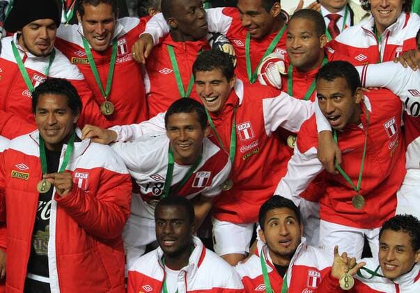 Peru with Juan Vargas (top L) William Chiroque (18), (bottom R-L) Yoshimar Yotun, Josepmir Ballon, Christian Ramos celebrate the third place of the Copa America in La Plata, Argentina. July 23, 2011 o0 Spiel um Platz 3