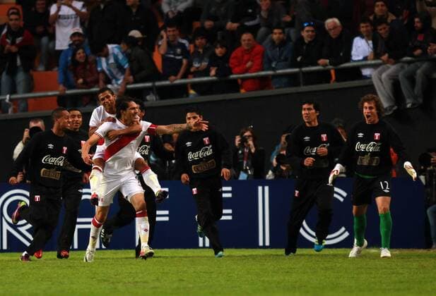 Peru s Paolo Guerrero celebrates his second goal aginst Venezuela with team mates, during third place match of the Copa America in La Plata, Argentina. July 23, 2011  o0 Spiel um Platz 3