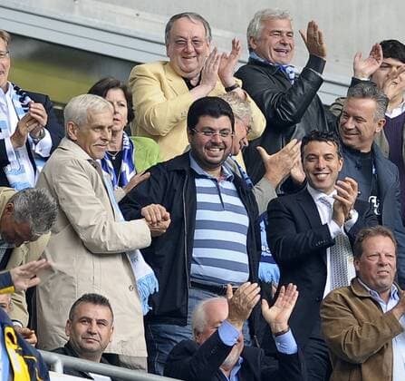 23.07.2011, Fussball 2.Bundesliga 2011 2012, 2.Spieltag, 1860 München - Karlsruher SC, in der Allianz-Arena München. Präsident Dieter Schneider (li) shakehands mit Investor Hasan Ismaik (mitte) , Verhandlungsführer Hamada Iraki (alle 1860) freut sich auch über das 1:0 . o0 Ehrentribüne TSV Harmonie Aufmacher