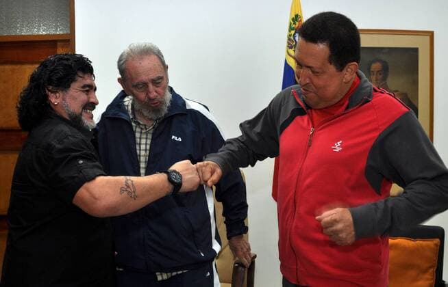 Former Cuban leader Fidel Castro (C) and Venezuelan President Hugo Chavez (R) meets with Argentine soccer star Diego Maradona in Havana, Cuba, in this handout photo taken on July 23, 2011. CUBA-HAVANA-CASTRO-CHAVEZ-MARADONA-MEETING  o0 Aufmacher Harmonie Kameradschaft