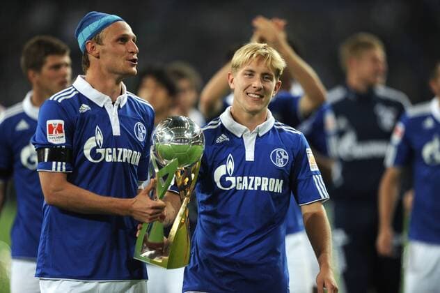 23-07-2011, Fussball, 1. Bundesliga, DFL Supercup Finale 2011, FC SCHALKE 04 - BORUSSIA DORTMUND (BVB); 4-3 i.E. Benedikt Höwedes (li., Schalke 04) und Lewis Holtby (Schalke 04) mit dem Supercup Pokal o00 Objekte