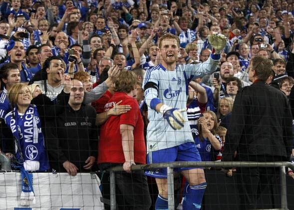 23.07.2011 Gelsenkirchen, Supercup, FC Schalke 04 - RALF FÄHRMANN (Schalke) feiert nach dem Sieg bei den Schalke Fans in der Nordkurve o0 Totale