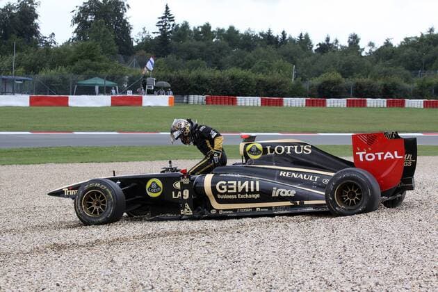 Formula 1 GP, Germany, Nürburgring, 24.07.11, Crash, Nick Heidfeld, Lotus Renault,