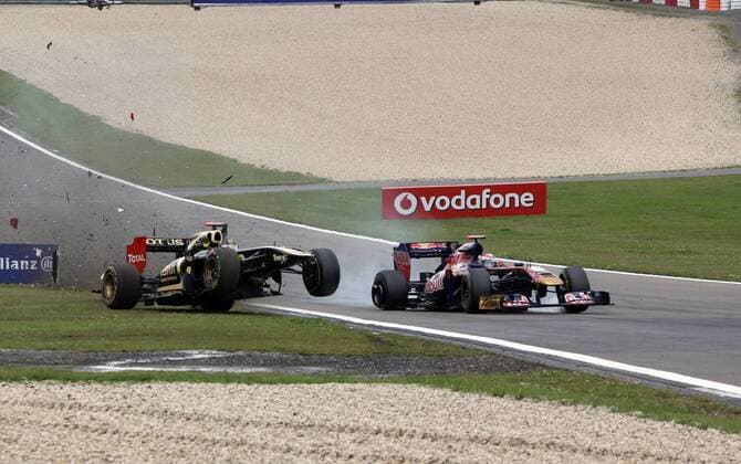 Formula 1 GP, Germany, Nürburgring, 24.07.11, Crash, Nick Heidfeld, Lotus Renault, und Sebastien Buemi, Toro Rosso,