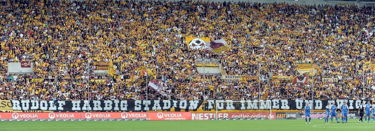 Fußball, Stadiongeschichte SG Dynamo Dresden Fussball, Herren, Saison 2011 12, 2. Bundesliga, SG Dynamo Dresden - Fans aus Dresden setzen sich für den Stadionnamen Rudolf Harbig ein o00 Totale o00 Schriftzug für immer und ewig
