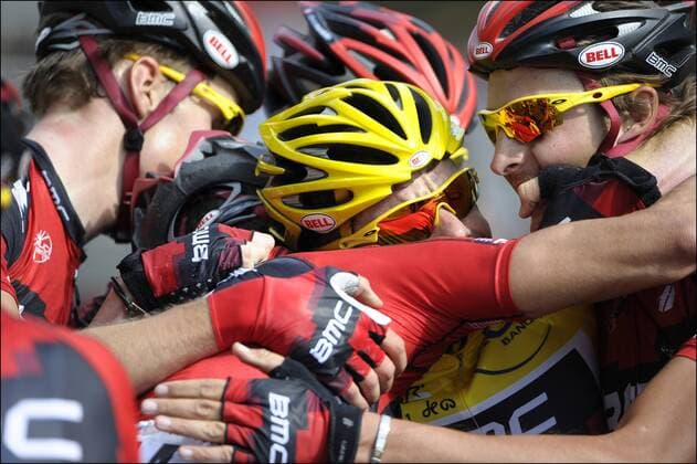 Gesamtsieger Cadel EVANS (BMC RACING TEAM - AUS) lässt sich von seinen Teamkollegen feiern, re. Marcus BURGHARDT --- Tour De France, 21. Etappe: Creteil - Paris Champs Elysees  o0 Sieg gelbes Trikot Jubel Freude Kameradschaft