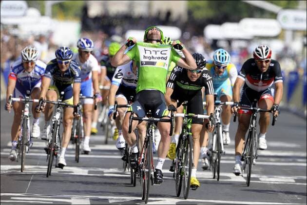 Etappensieger Mark CAVENDISH (HTC - HIGHROAD)- gewinnt vor Edvald Boasson HAGEN (Sky) und Fabian CANCELLARA (Leopard Trek, re.) -- Tour De France, 21. Etappe: Creteil - Paris Champs Elysees  o0 Jubel Freude Emotionen grünes Trikot Ziel kurios Komik