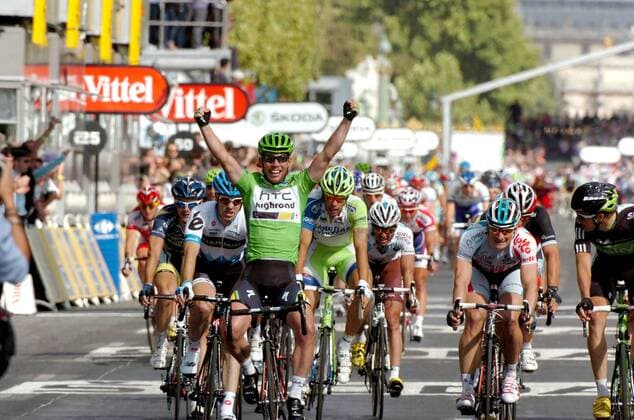 Tour de France, 21. Etappe: Creteil - Paris Champs Elysees --- vorn v.li.: Etappensieger Mark Cavendish (HTC Highroad) gewinnt vor Edvald Boasson Hagen (Sky), Daniel Oss (Liquigas), Andre Greipel (Omega Pharma Lotto) 