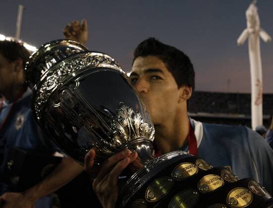 Buenos Aires, Uruguay gewinnt die Copa America 2011, Luis Suarez küsst die Trophäe  o0 Sieg Pokal Trophäe Objekte Freude